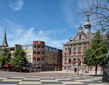 De markt in Kerkrade met het Raadhuis en de kerk